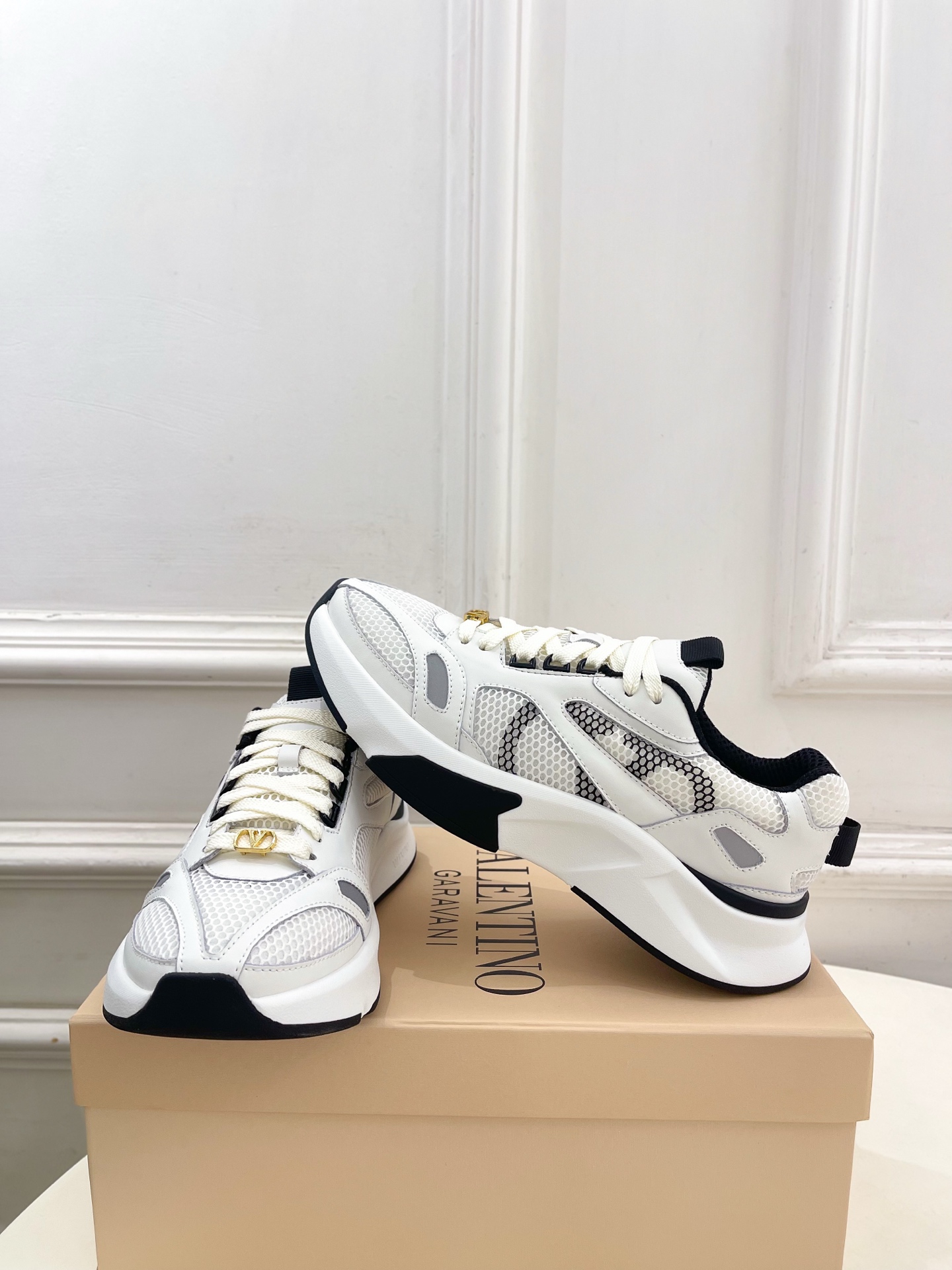 Valentino 华伦天奴 26𝐬𝐬2026春夏新品 DEMIVEE 网眼织物男士休闲运动鞋 上新☑️