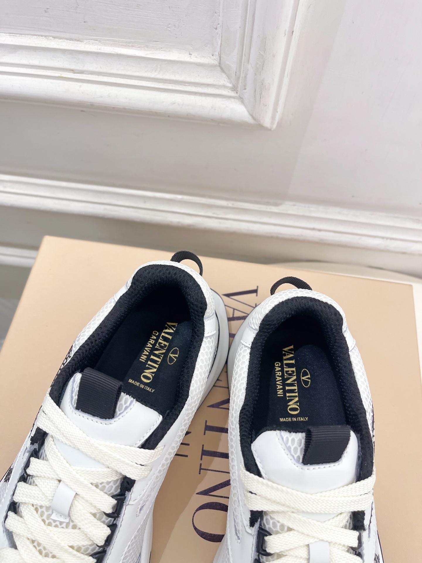 Valentino 华伦天奴 26𝐬𝐬2026春夏新品 DEMIVEE 网眼织物男士休闲运动鞋 上新☑️