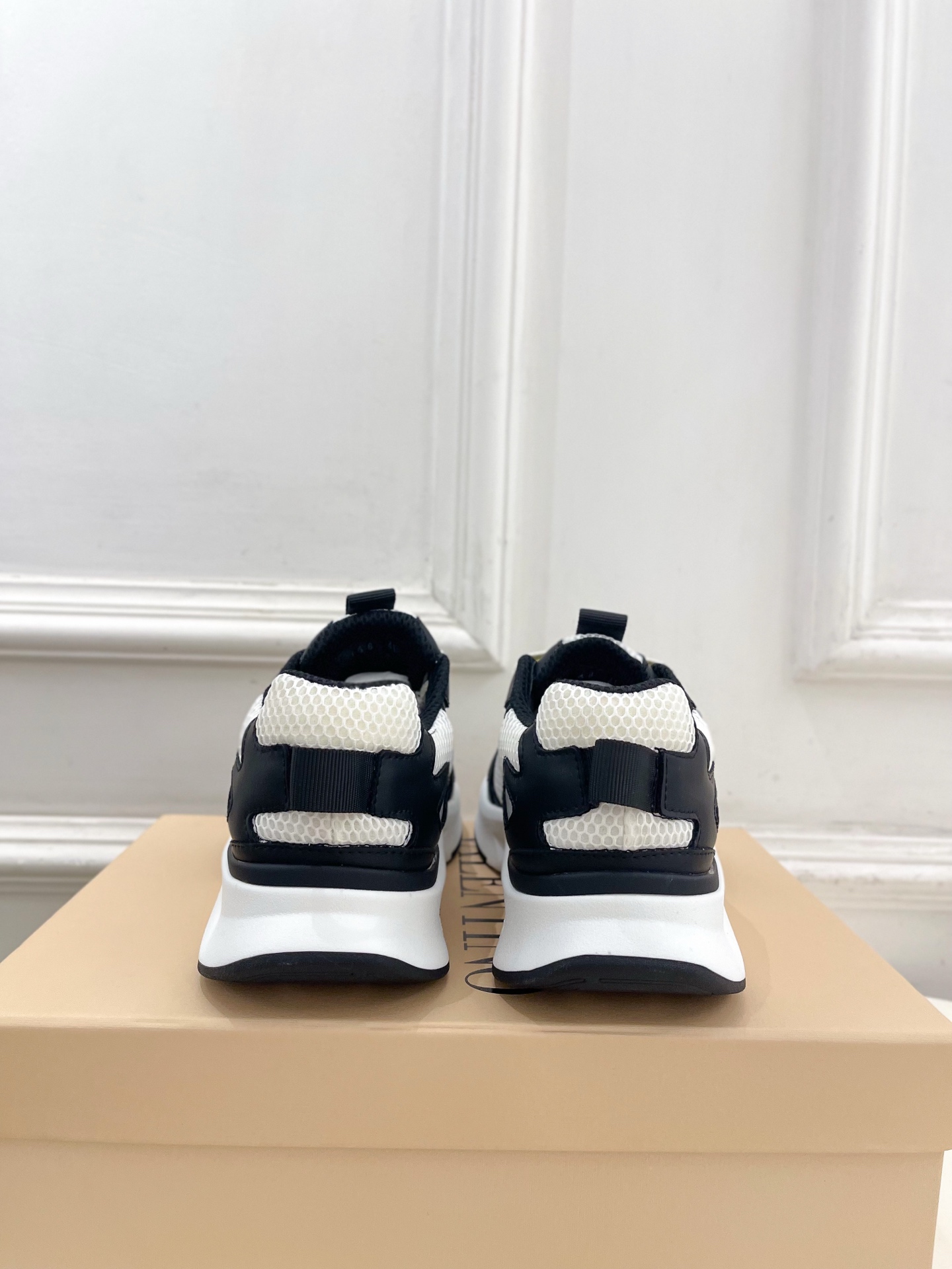Valentino 华伦天奴 26𝐬𝐬2026春夏新品 DEMIVEE 网眼织物男士休闲运动鞋 上新☑️ Valentino 华伦天奴 26𝐬𝐬2026春夏新品 DEMIVEE 网眼织物男士休闲运动鞋 上新☑️