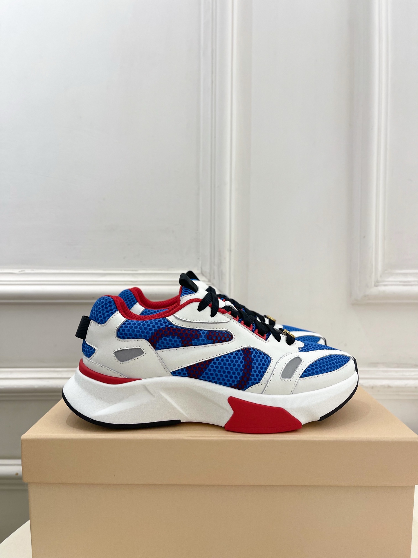 Valentino 华伦天奴 26𝐬𝐬2026春夏新品 DEMIVEE 网眼织物男士休闲运动鞋 上新☑️