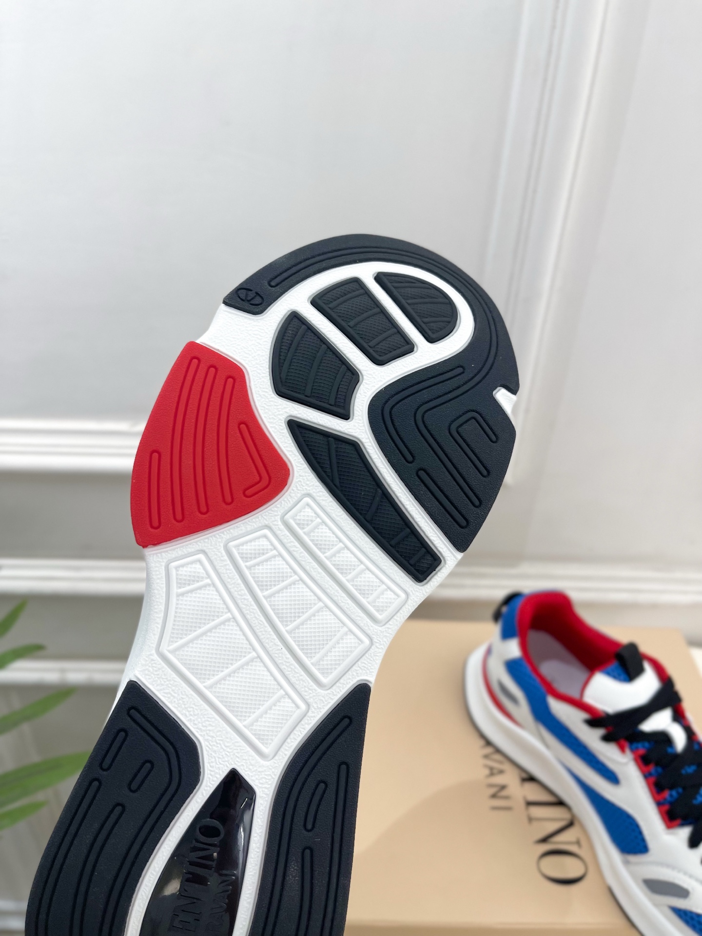 Valentino 华伦天奴 26𝐬𝐬2026春夏新品 DEMIVEE 网眼织物男士休闲运动鞋 上新☑️