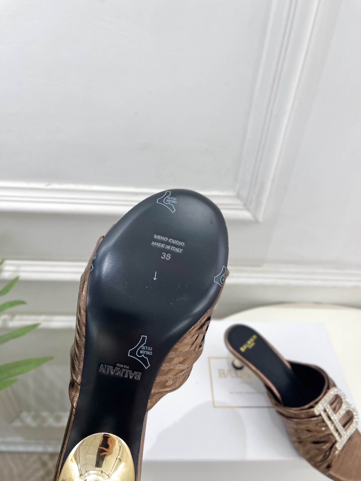Balmain巴尔曼 代购级别⚠️2026春夏新品 经典金属钻扣猫跟拖鞋—————————顶级奢侈品牌 Balmain巴尔曼 代购级别⚠️2026春夏新品 经典金属钻扣猫跟拖鞋—————————顶级奢侈品牌