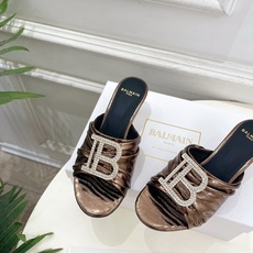 Balmain巴尔曼 代购级别⚠️2026春夏新品 经典金属钻扣猫跟拖鞋—————————顶级奢侈品牌 Balmain巴尔曼 代购级别⚠️2026春夏新品 经典金属钻扣猫跟拖鞋—————————顶级奢侈品牌