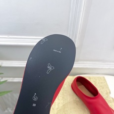The row 2026春夏新品极简一脚蹬奶奶鞋乐福鞋—————————作为这两年最受欢迎的设计师牌,设 The row 2026春夏新品极简一脚蹬奶奶鞋乐福鞋—————————作为这两年最受欢迎的设计师牌,设
