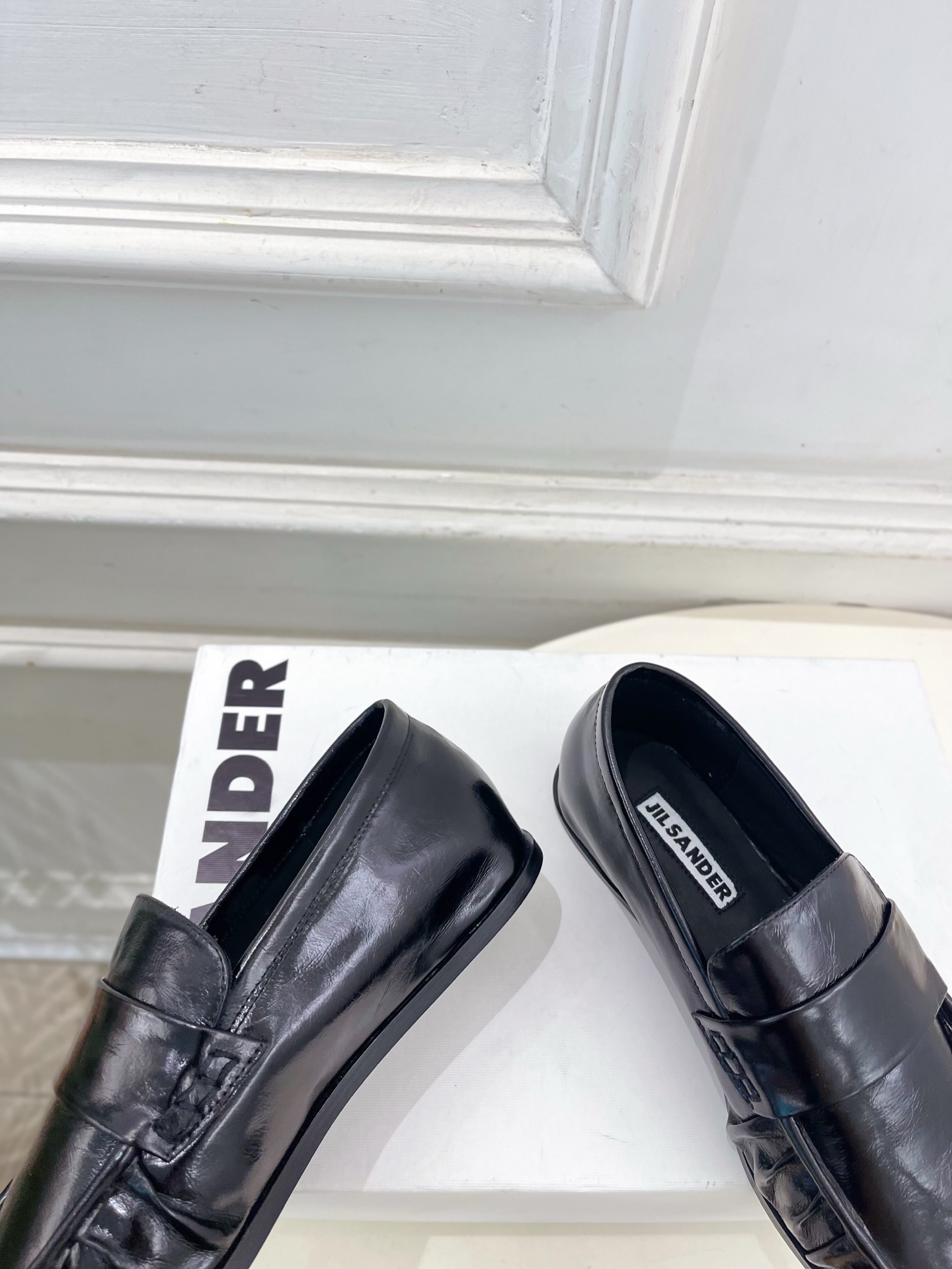 Jil Sander(吉尔·桑达）2026 春夏新品 JD极简复古褶皱方头乐福鞋————————JS作为