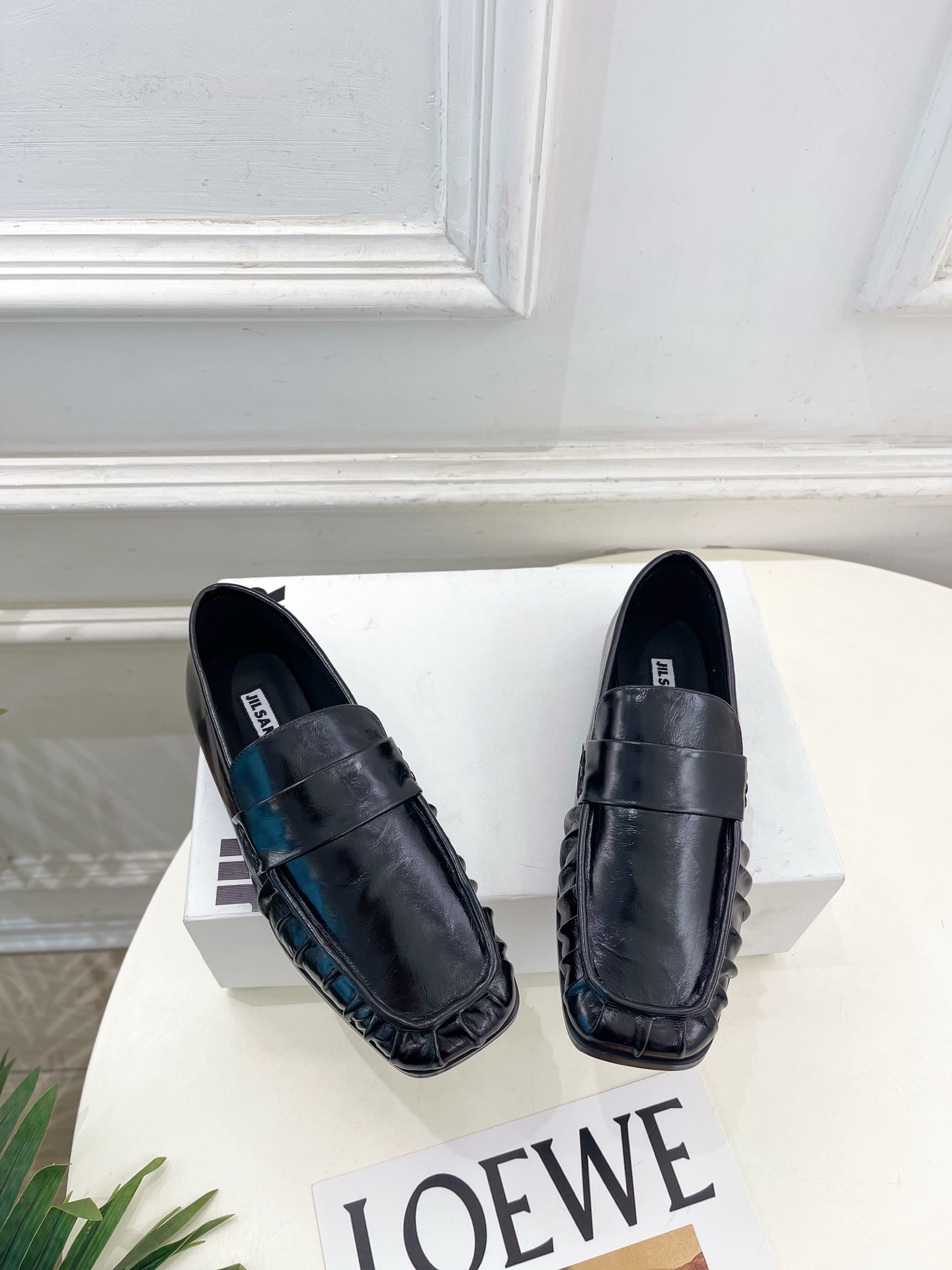 Jil Sander(吉尔·桑达）2026 春夏新品 JD极简复古褶皱方头乐福鞋————————JS作为