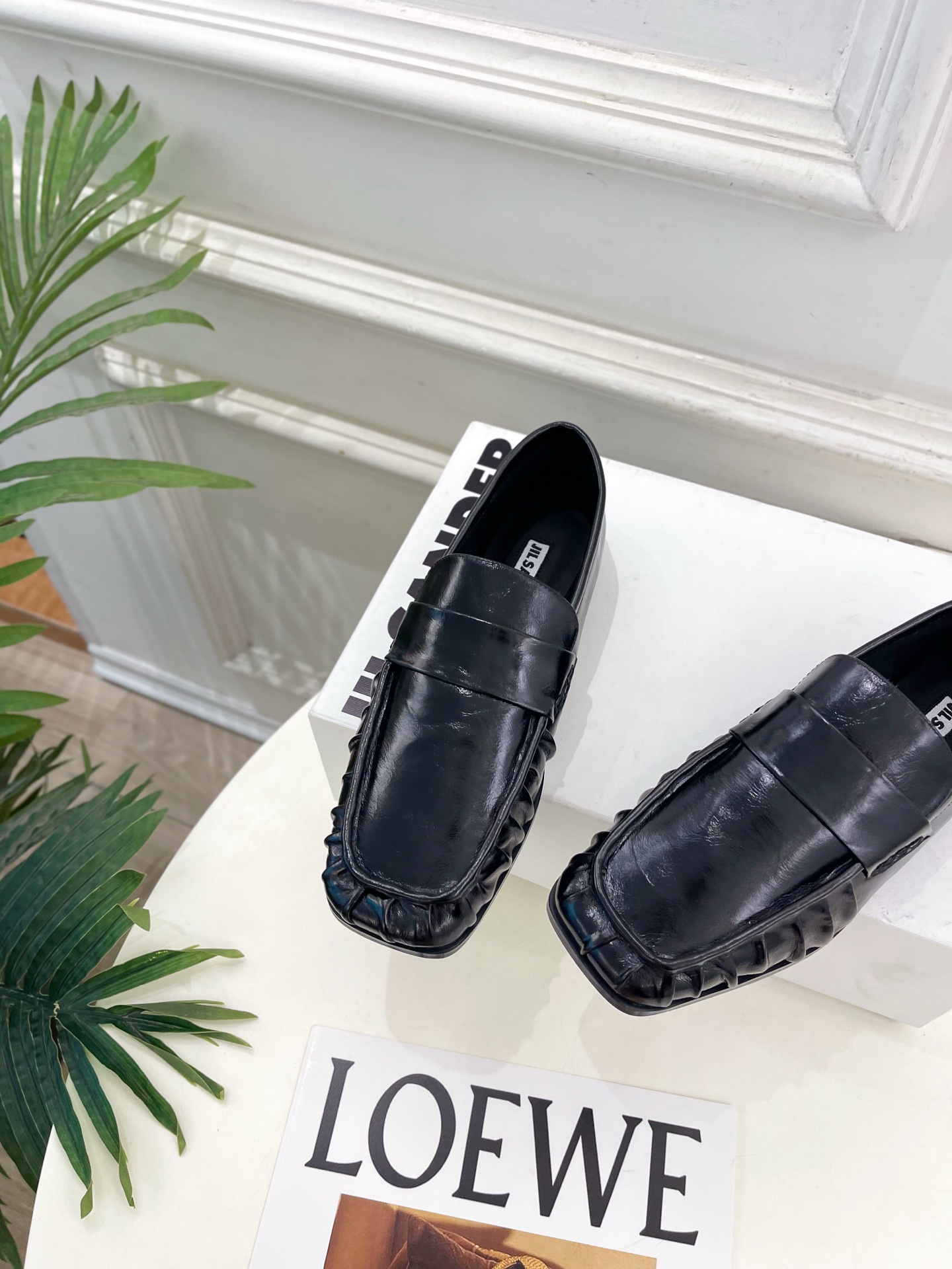 Jil Sander(吉尔·桑达）2026 春夏新品 JD极简复古褶皱方头乐福鞋————————JS作为