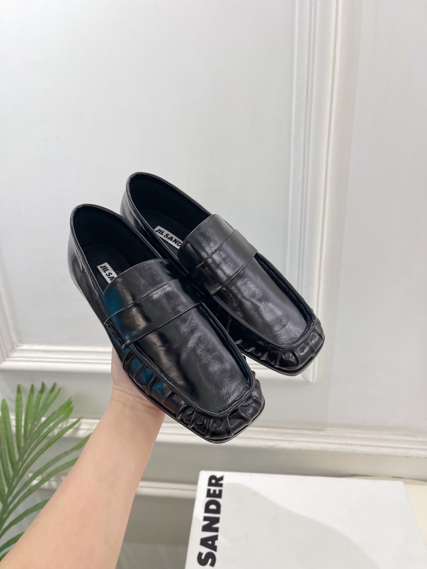 Jil Sander(吉尔·桑达）2026 春夏新品 JD极简复古褶皱方头乐福鞋————————JS作为