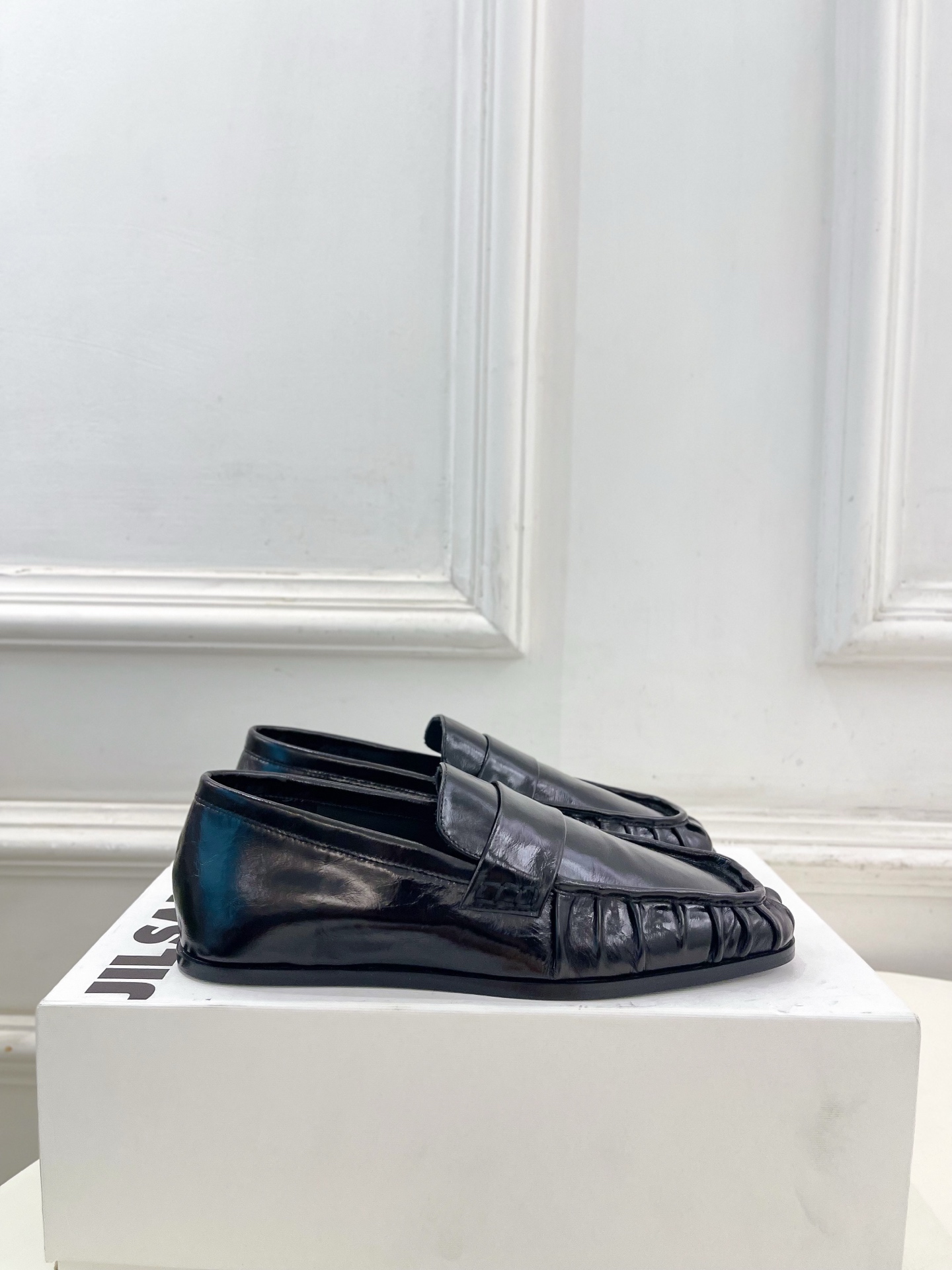 Jil Sander(吉尔·桑达）2026 春夏新品 JD极简复古褶皱方头乐福鞋————————JS作为