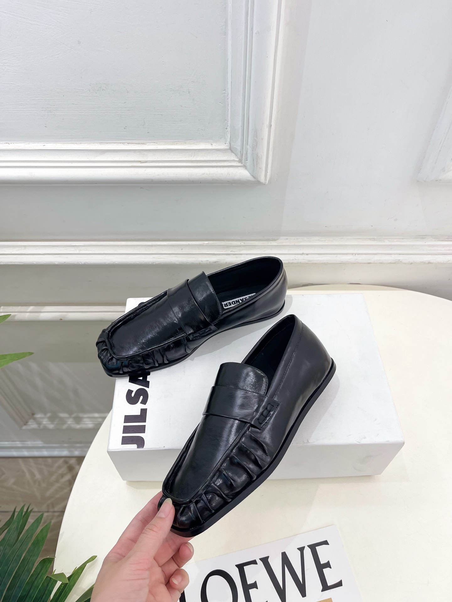 Jil Sander(吉尔·桑达）2026 春夏新品 JD极简复古褶皱方头乐福鞋————————JS作为