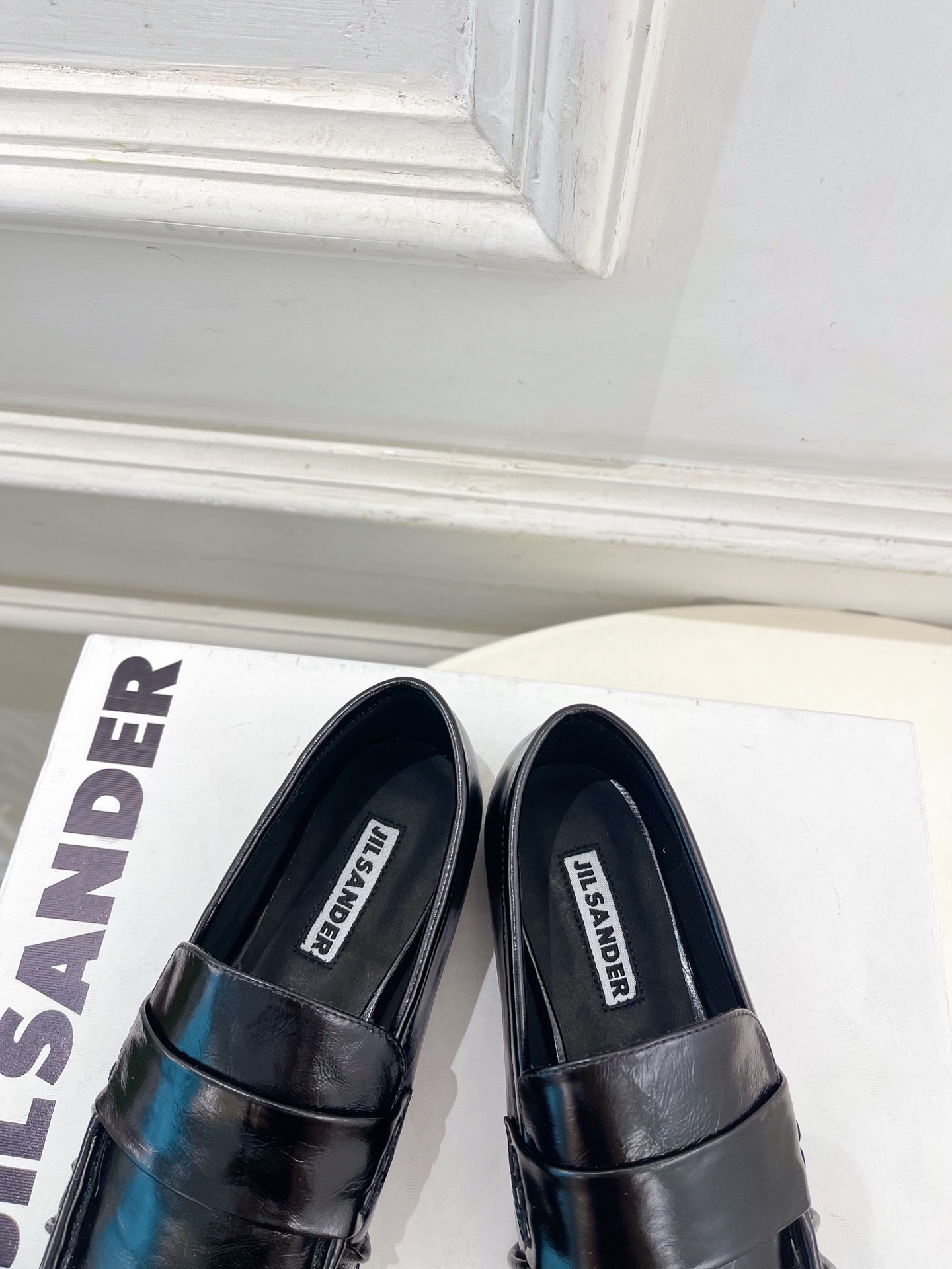 Jil Sander(吉尔·桑达）2026 春夏新品 JD极简复古褶皱方头乐福鞋————————JS作为