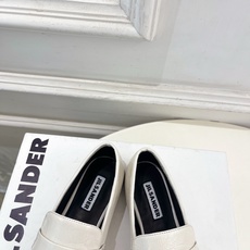 Jil Sander(吉尔·桑达)2026 春夏新品 JD极简复古褶皱方头乐福鞋————————JS作为 Jil Sander(吉尔·桑达)2026 春夏新品 JD极简复古褶皱方头乐福鞋————————JS作为