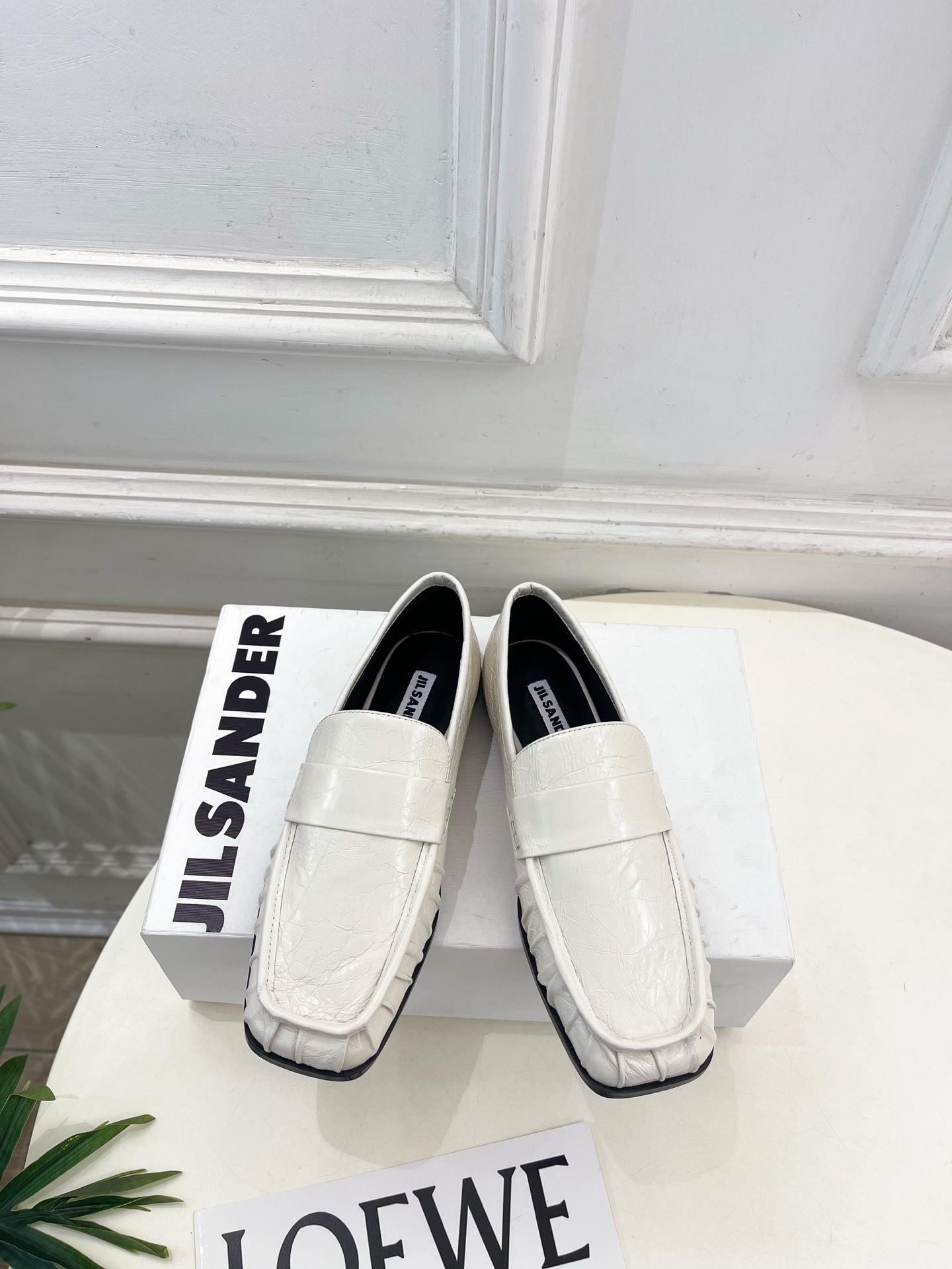 Jil Sander(吉尔·桑达）2026 春夏新品 JD极简复古褶皱方头乐福鞋————————JS作为