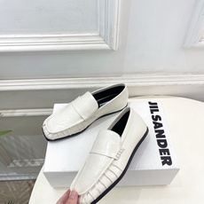 Jil Sander(吉尔·桑达)2026 春夏新品 JD极简复古褶皱方头乐福鞋————————JS作为 Jil Sander(吉尔·桑达)2026 春夏新品 JD极简复古褶皱方头乐福鞋————————JS作为