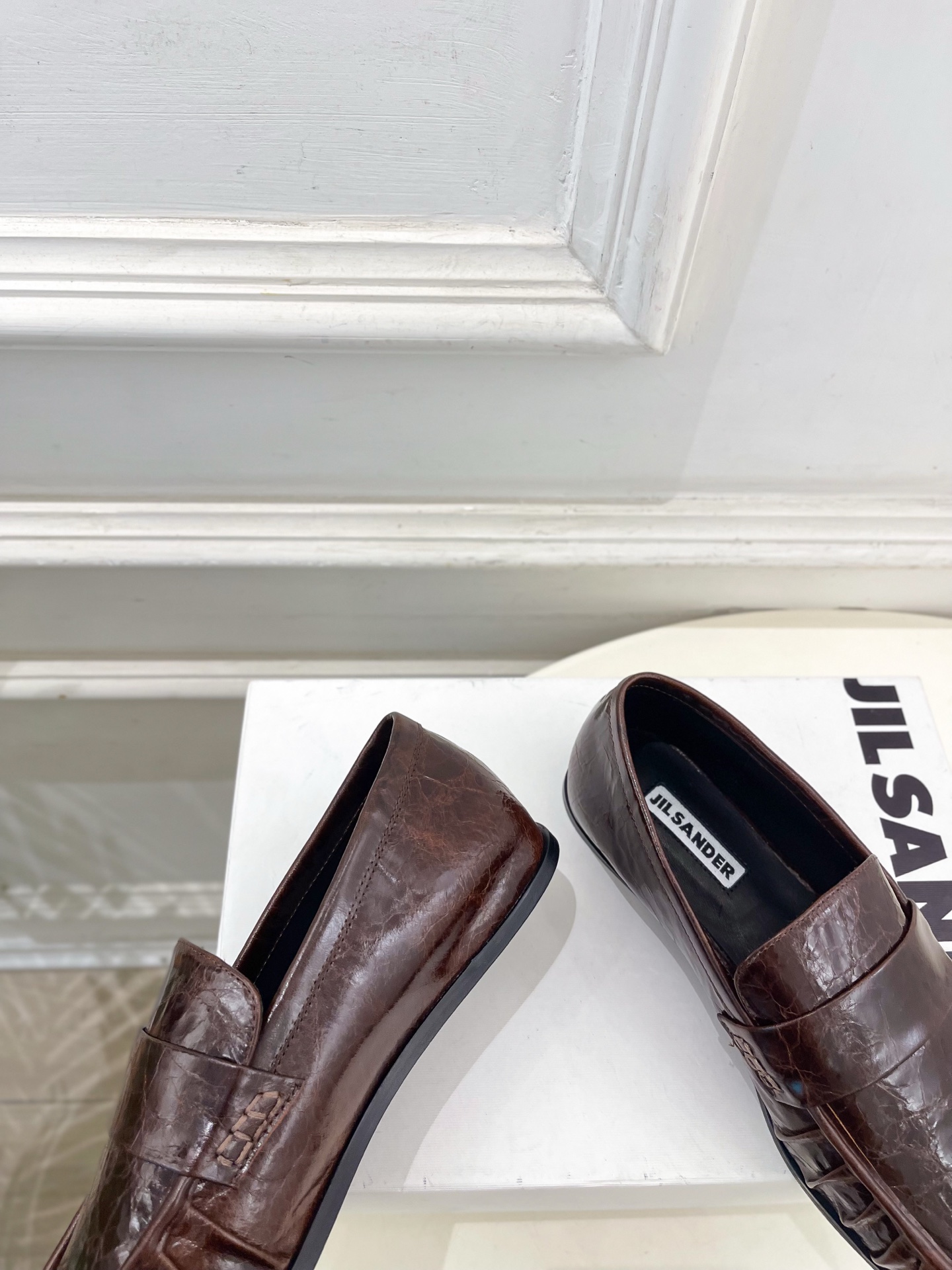 Jil Sander(吉尔·桑达）2026 春夏新品 JD极简复古褶皱方头乐福鞋————————JS作为