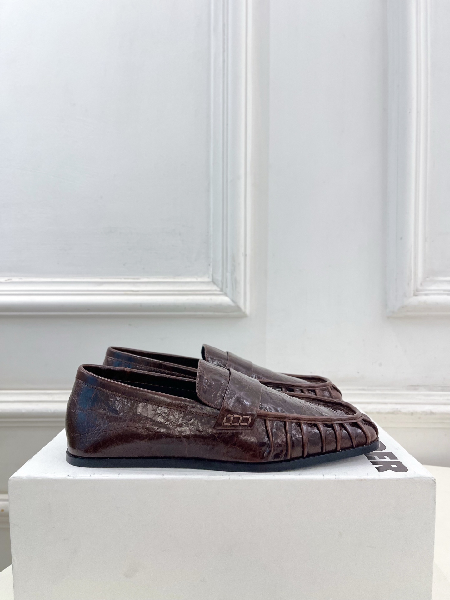 Jil Sander(吉尔·桑达）2026 春夏新品 JD极简复古褶皱方头乐福鞋————————JS作为