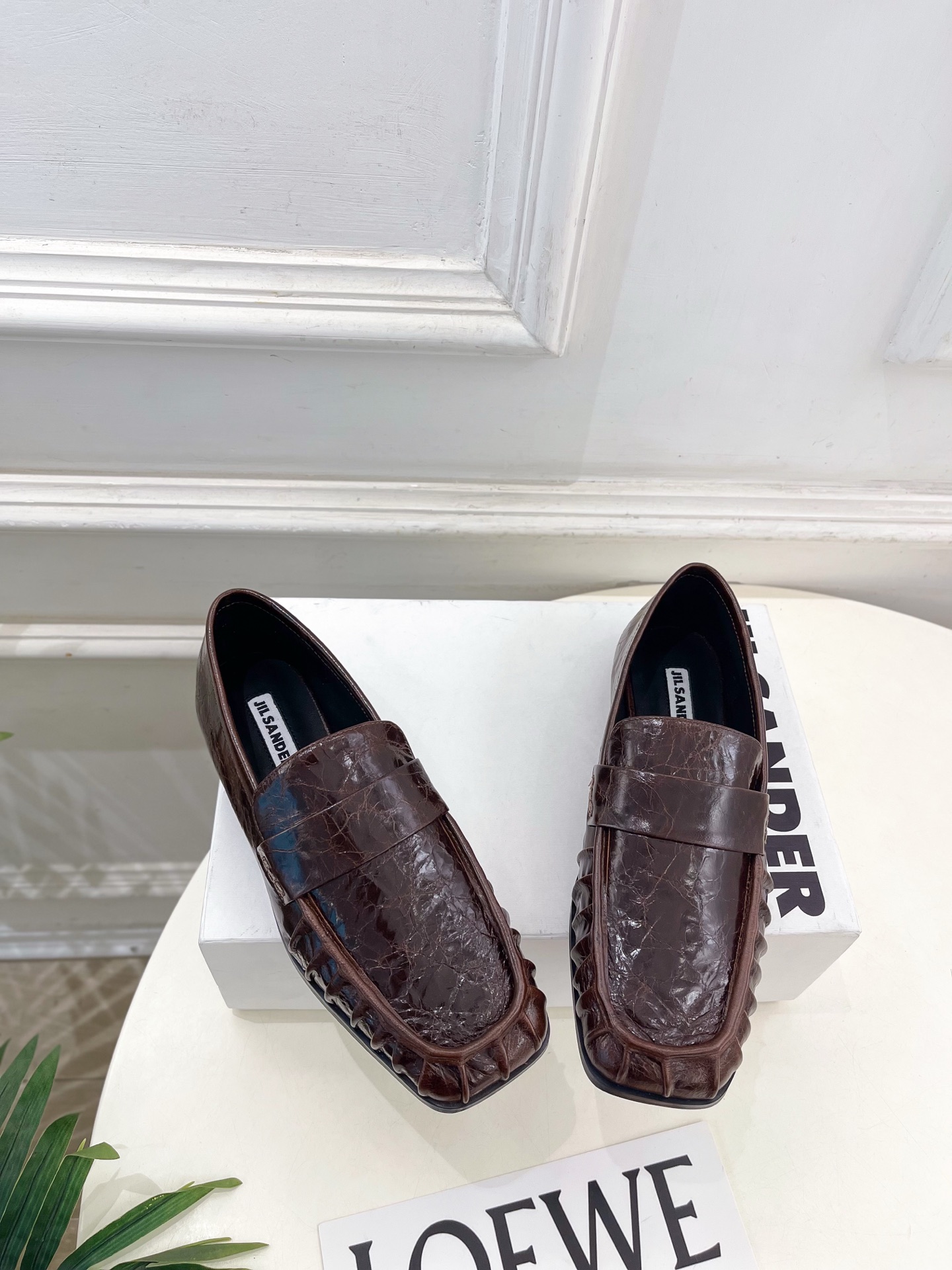 Jil Sander(吉尔·桑达）2026 春夏新品 JD极简复古褶皱方头乐福鞋————————JS作为