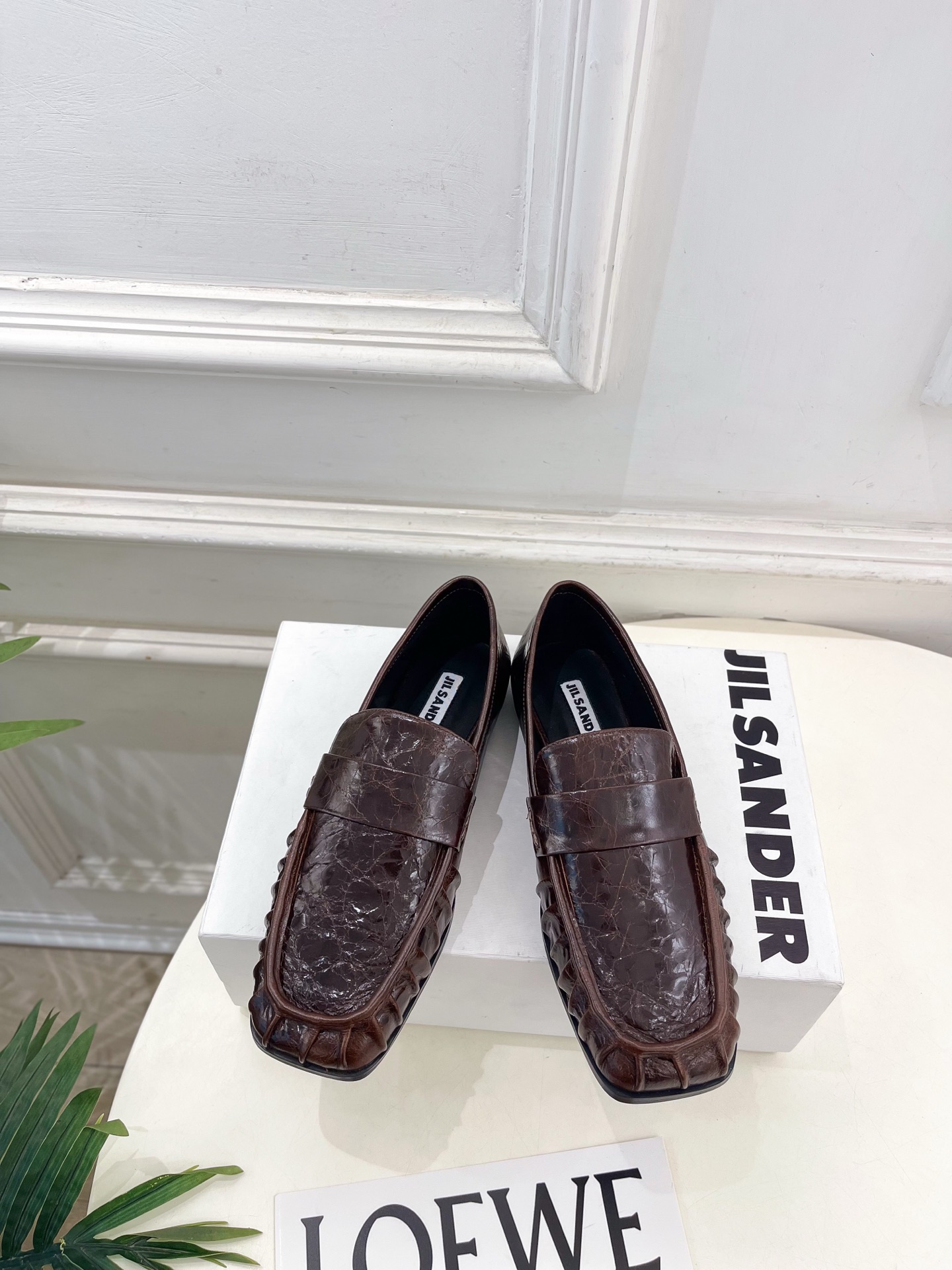 Jil Sander(吉尔·桑达）2026 春夏新品 JD极简复古褶皱方头乐福鞋————————JS作为