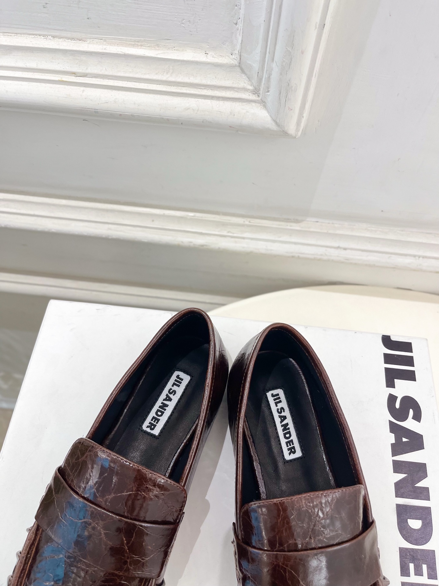 Jil Sander(吉尔·桑达）2026 春夏新品 JD极简复古褶皱方头乐福鞋————————JS作为