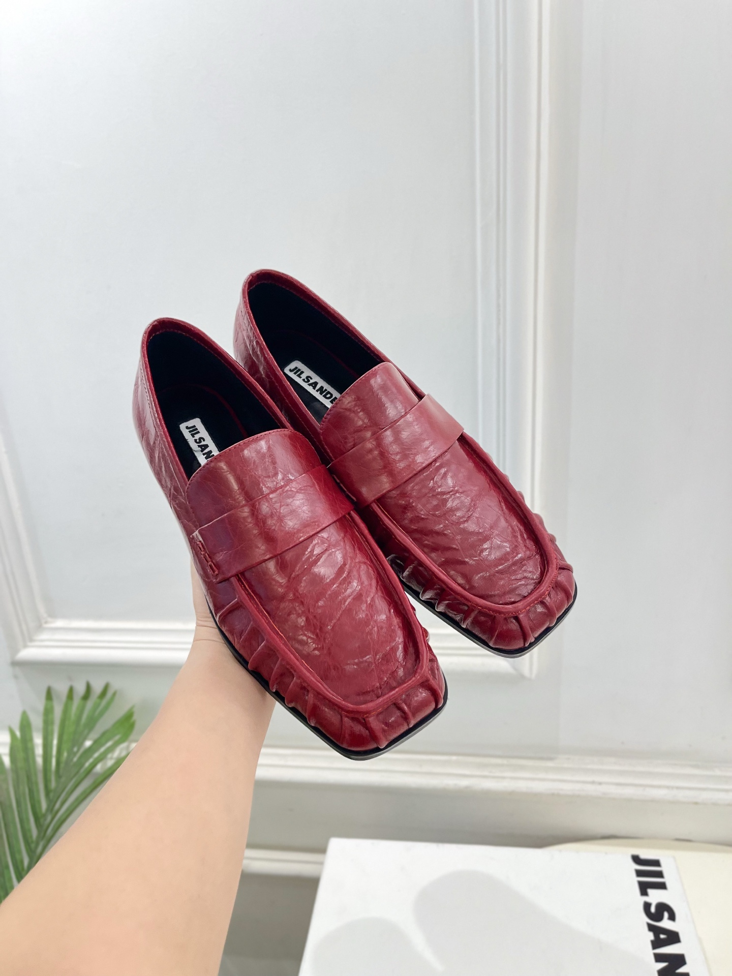 Jil Sander(吉尔·桑达）2026 春夏新品 JD极简复古褶皱方头乐福鞋————————JS作为