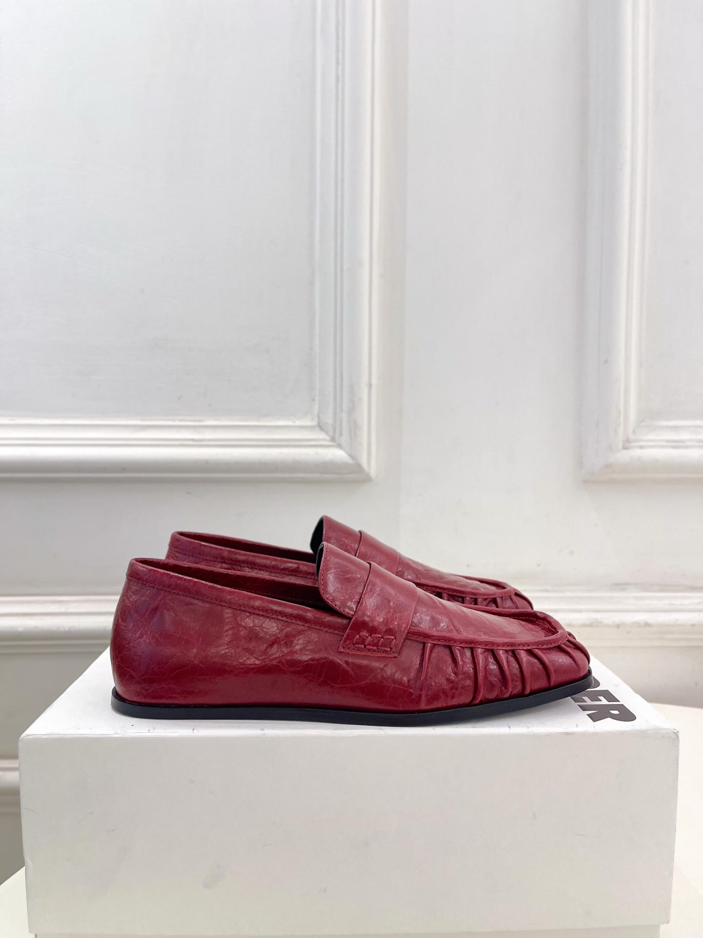 Jil Sander(吉尔·桑达）2026 春夏新品 JD极简复古褶皱方头乐福鞋————————JS作为