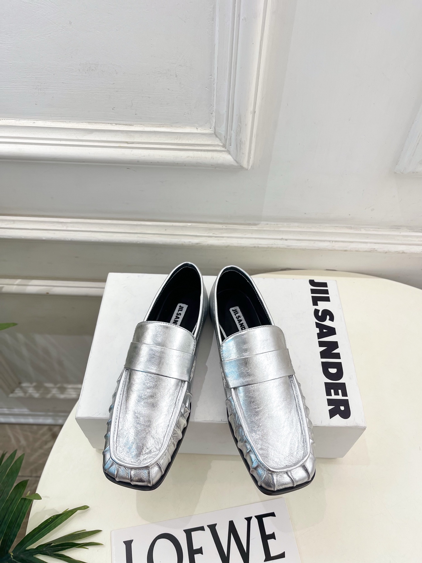 Jil Sander(吉尔·桑达）2026 春夏新品 JD极简复古褶皱方头乐福鞋————————JS作为