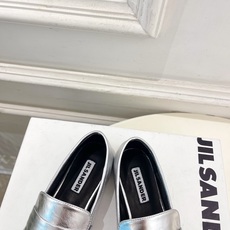 Jil Sander(吉尔·桑达)2026 春夏新品 JD极简复古褶皱方头乐福鞋————————JS作为 Jil Sander(吉尔·桑达)2026 春夏新品 JD极简复古褶皱方头乐福鞋————————JS作为