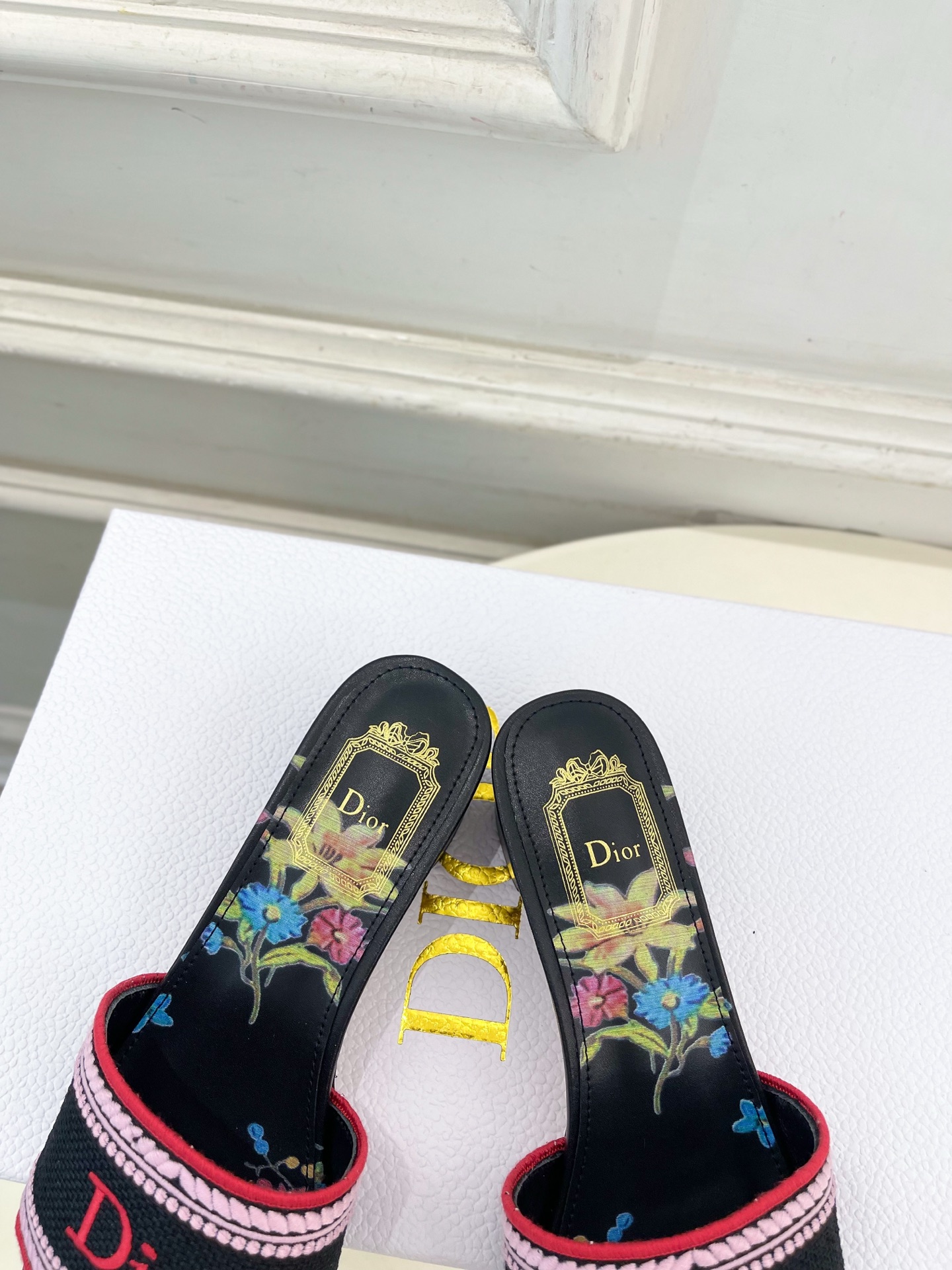 Dior |  迪奥  26𝐬𝐬 🧡💚2026春夏新品 顶级版本⚠️专柜主打新款 经典Dway刺绣花卉图