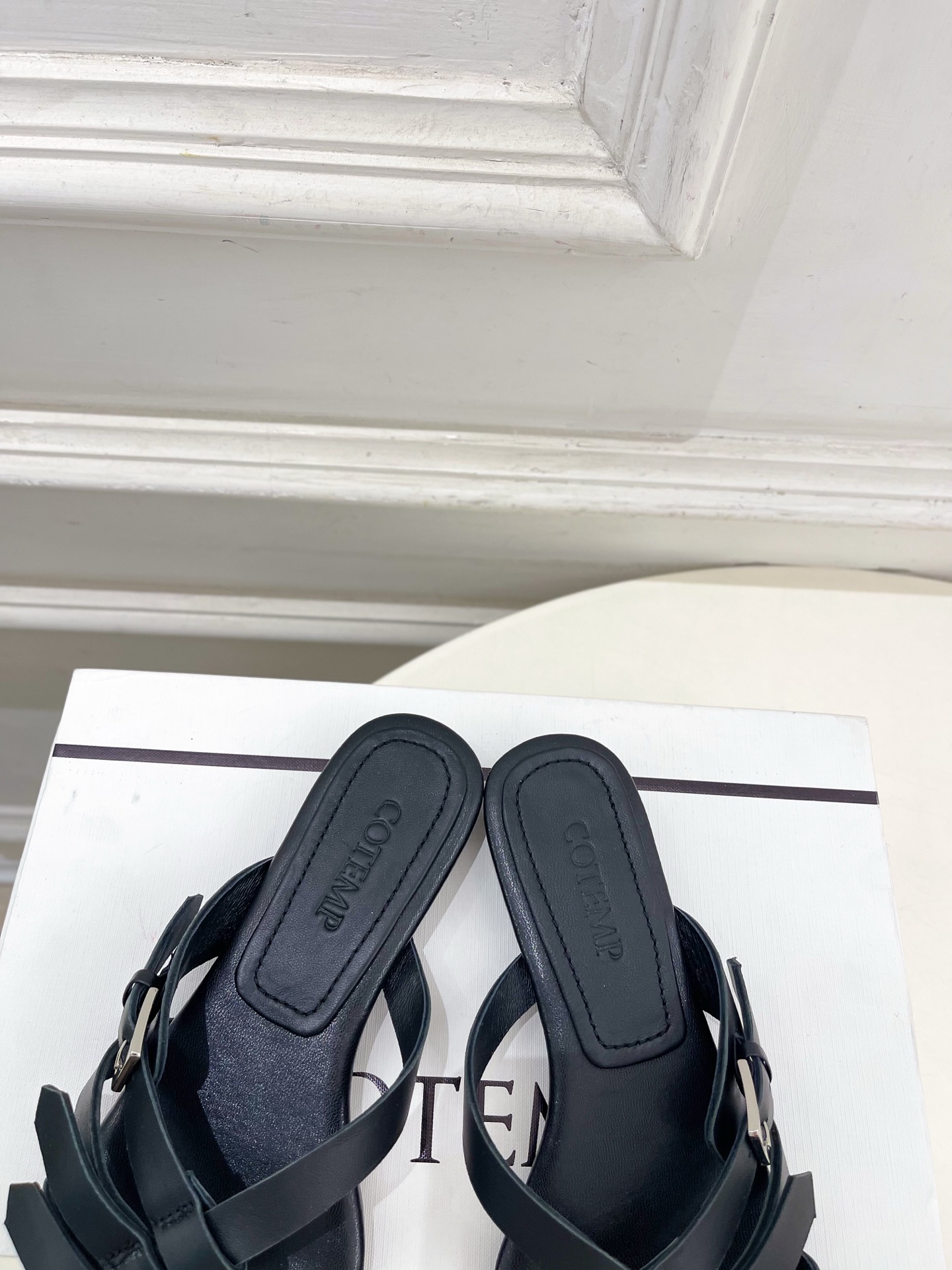 COTEMP 春夏新品 复古罗马平底拖鞋—————————作为这两年最受欢迎的设计师牌,设计简单、细节巧 COTEMP 春夏新品 复古罗马平底拖鞋—————————作为这两年最受欢迎的设计师牌,设计简单、细节巧