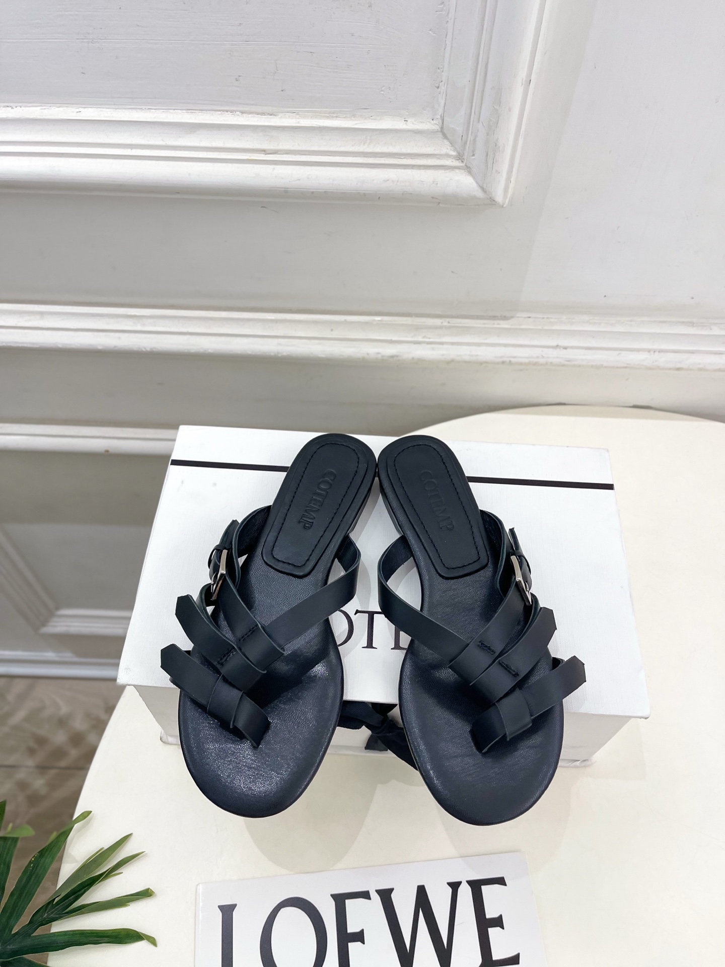 COTEMP 春夏新品 复古罗马平底拖鞋—————————作为这两年最受欢迎的设计师牌，设计简单、细节巧