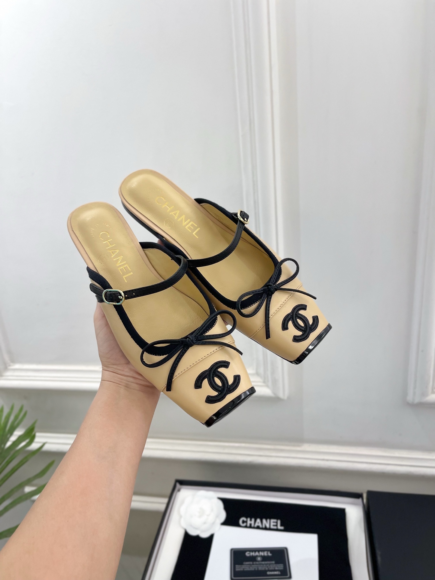 𝐂𝐇𝐀𝐍𝐄𝐋  | 小香  26𝐬𝐬 🦋2026 春夏新品  专柜经典走秀款 小香双C蝴蝶结猪鼻子玛丽珍