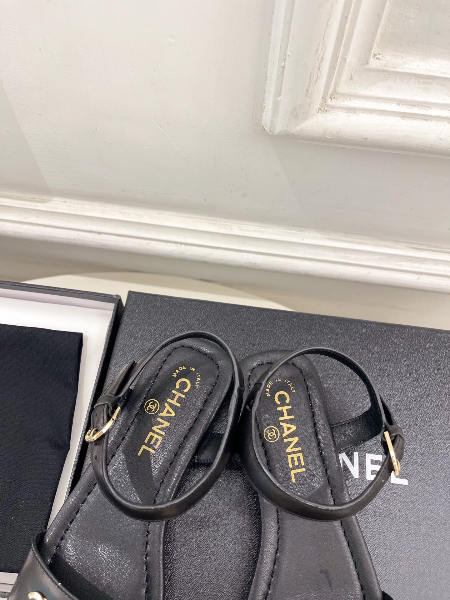 𝐂𝐇𝐀𝐍𝐄𝐋  | 小香  26𝐬𝐬 🦋2026 春夏新品  专柜经典走秀款 小香金属双C一字带平底凉鞋