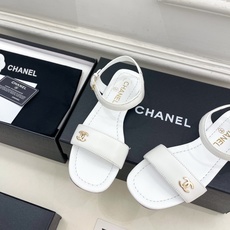 𝐂𝐇𝐀𝐍𝐄𝐋 | 小香 26𝐬𝐬 🦋2026 春夏新品 专柜经典走秀款 小香金属双C一字带平底凉鞋 𝐂𝐇𝐀𝐍𝐄𝐋 | 小香 26𝐬𝐬 🦋2026 春夏新品 专柜经典走秀款 小香金属双C一字带平底凉鞋
