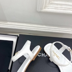 𝐂𝐇𝐀𝐍𝐄𝐋 | 小香 26𝐬𝐬 🦋2026 春夏新品 专柜经典走秀款 小香金属双C一字带平底凉鞋 𝐂𝐇𝐀𝐍𝐄𝐋 | 小香 26𝐬𝐬 🦋2026 春夏新品 专柜经典走秀款 小香金属双C一字带平底凉鞋