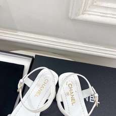 𝐂𝐇𝐀𝐍𝐄𝐋 | 小香 26𝐬𝐬 🦋2026 春夏新品 专柜经典走秀款 小香金属双C一字带平底凉鞋 𝐂𝐇𝐀𝐍𝐄𝐋 | 小香 26𝐬𝐬 🦋2026 春夏新品 专柜经典走秀款 小香金属双C一字带平底凉鞋