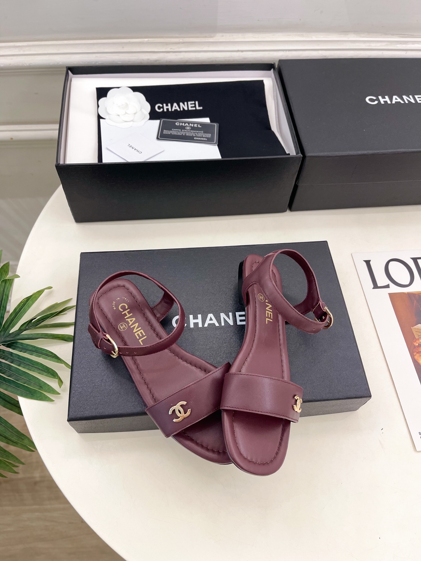 𝐂𝐇𝐀𝐍𝐄𝐋  | 小香  26𝐬𝐬 🦋2026 春夏新品  专柜经典走秀款 小香金属双C一字带平底凉鞋
