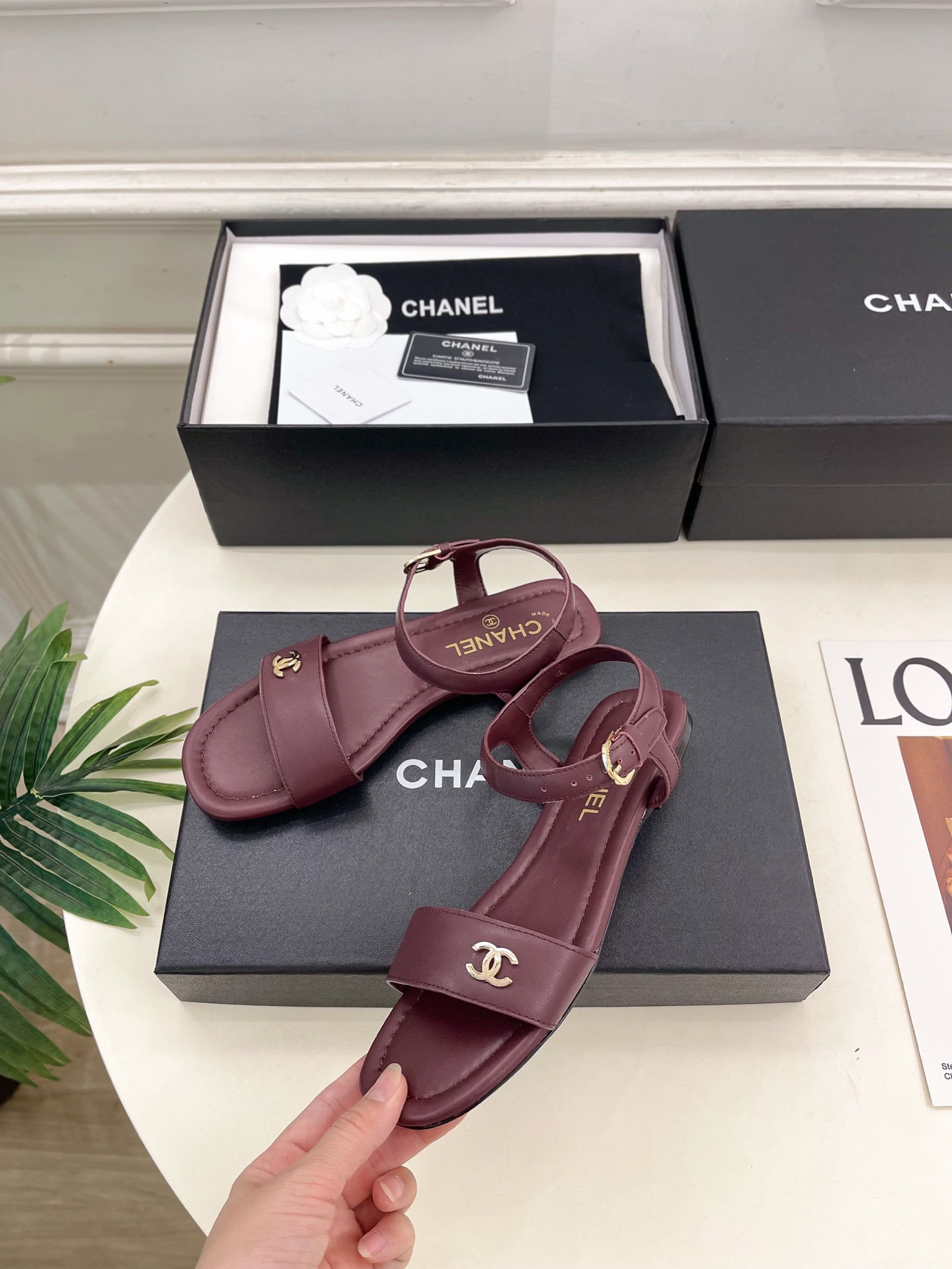 𝐂𝐇𝐀𝐍𝐄𝐋  | 小香  26𝐬𝐬 🦋2026 春夏新品  专柜经典走秀款 小香金属双C一字带平底凉鞋