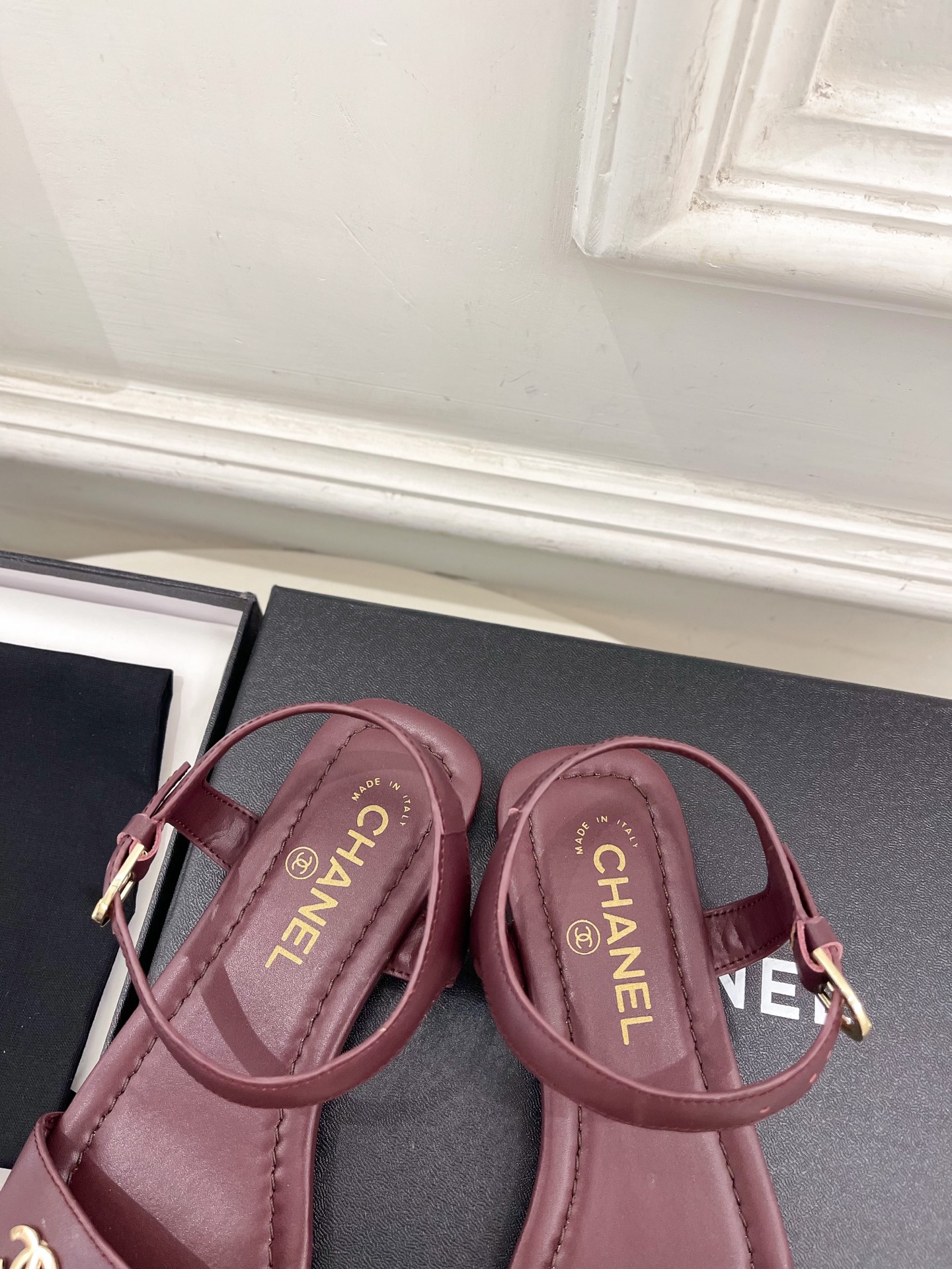 𝐂𝐇𝐀𝐍𝐄𝐋  | 小香  26𝐬𝐬 🦋2026 春夏新品  专柜经典走秀款 小香金属双C一字带平底凉鞋