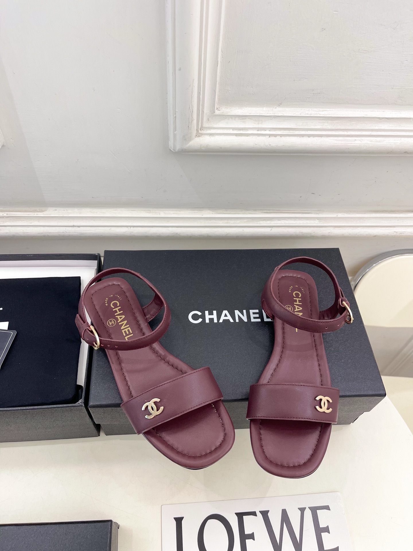 𝐂𝐇𝐀𝐍𝐄𝐋  | 小香  26𝐬𝐬 🦋2026 春夏新品  专柜经典走秀款 小香金属双C一字带平底凉鞋