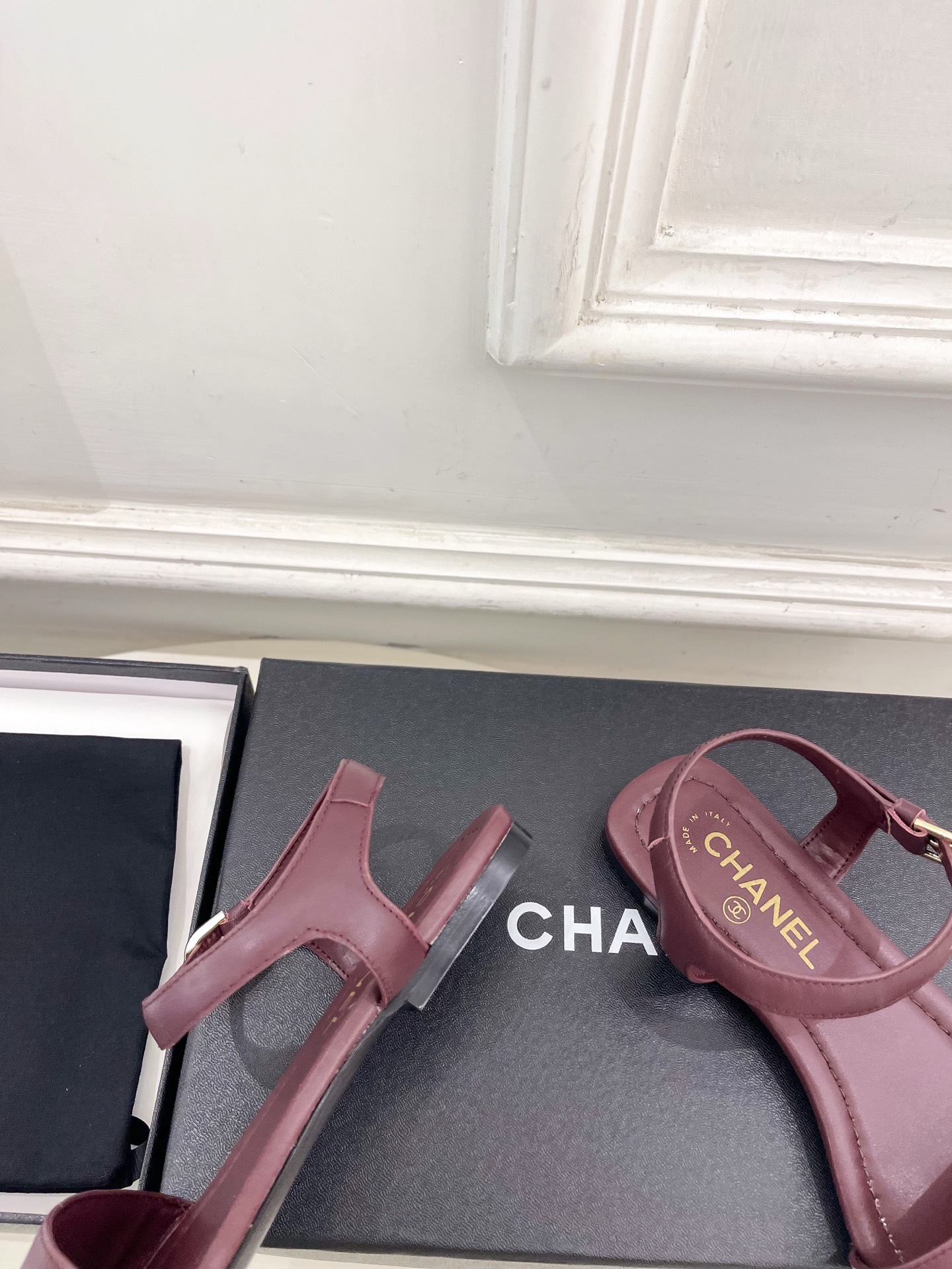 𝐂𝐇𝐀𝐍𝐄𝐋  | 小香  26𝐬𝐬 🦋2026 春夏新品  专柜经典走秀款 小香金属双C一字带平底凉鞋