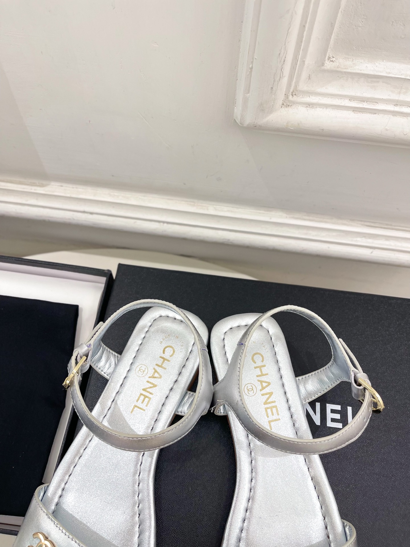 𝐂𝐇𝐀𝐍𝐄𝐋  | 小香  26𝐬𝐬 🦋2026 春夏新品  专柜经典走秀款 小香金属双C一字带平底凉鞋