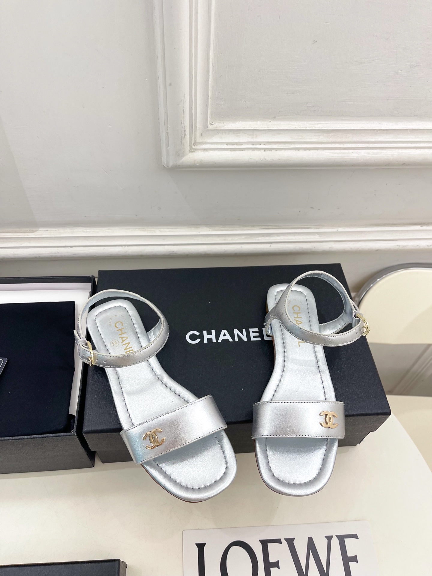 𝐂𝐇𝐀𝐍𝐄𝐋  | 小香  26𝐬𝐬 🦋2026 春夏新品  专柜经典走秀款 小香金属双C一字带平底凉鞋