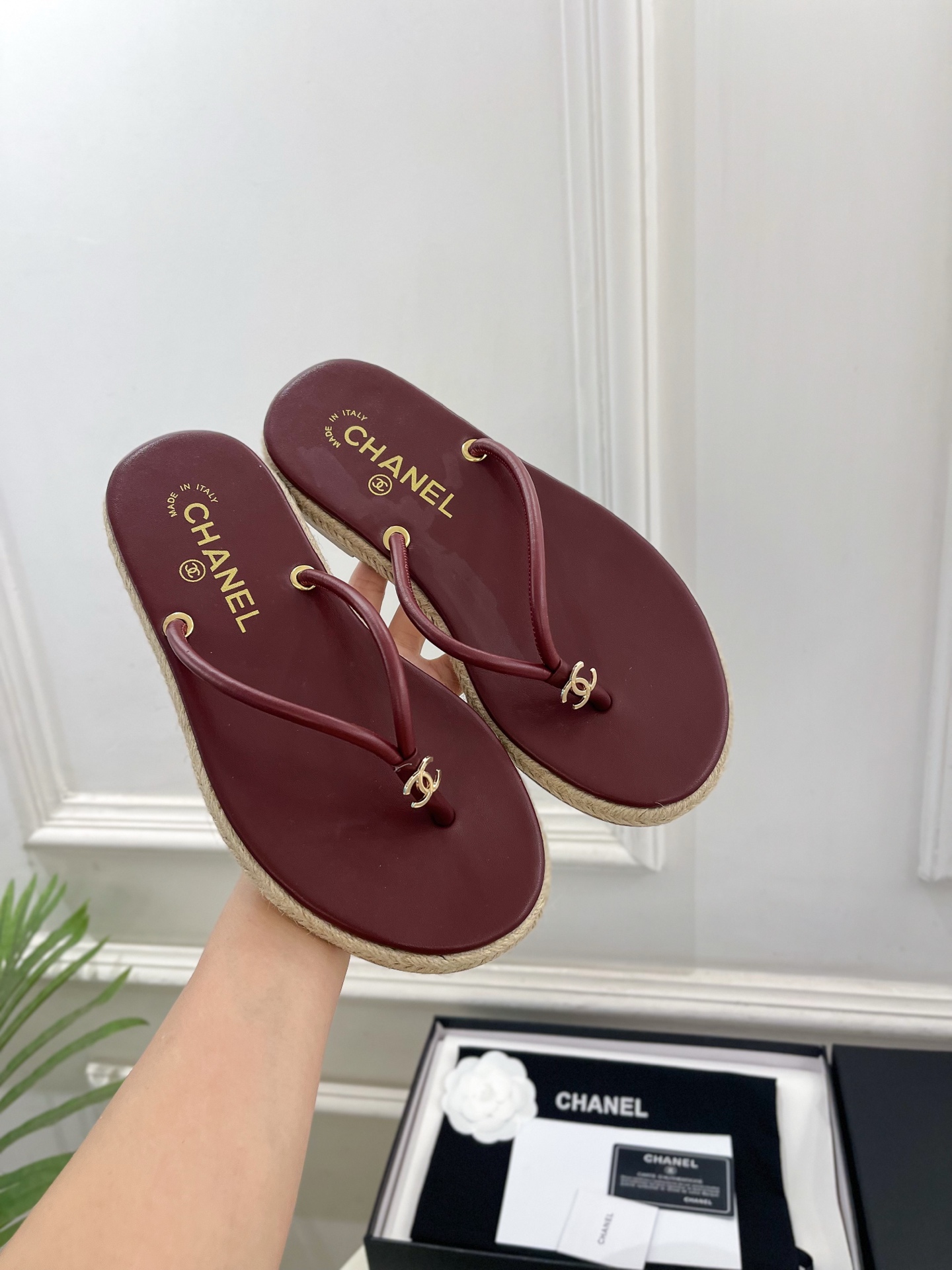 𝐂𝐇𝐀𝐍𝐄𝐋  | 小香  26𝐬𝐬 🦋2026 春夏新品  专柜经典走秀款 小香双C夹脚麻绳底人字拖鞋