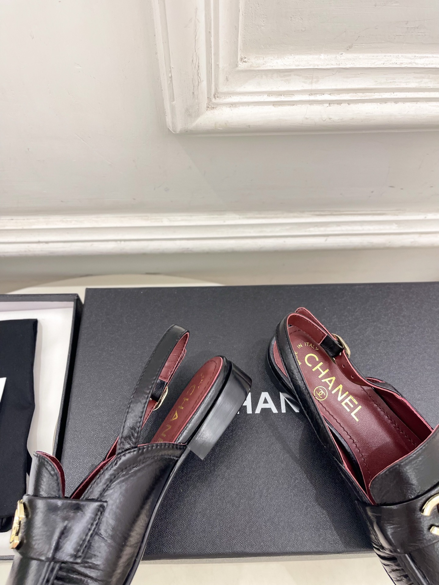𝐂𝐇𝐀𝐍𝐄𝐋  | 小香  26𝐬𝐬 🦋2026 春夏新品  专柜经典走秀款 双C老钱风褶皱乐福后带凉鞋
