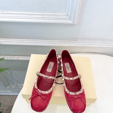 Valentino 华伦天奴 26𝐬𝐬2026春夏新品 ROCKSTUD 鉚钉玛丽珍芭蕾舞平底鞋上新☑️ Valentino 华伦天奴 26𝐬𝐬2026春夏新品 ROCKSTUD 鉚钉玛丽珍芭蕾舞平底鞋上新☑️