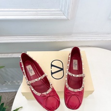 Valentino 华伦天奴 26𝐬𝐬2026春夏新品 ROCKSTUD 鉚钉玛丽珍芭蕾舞平底鞋上新☑️ Valentino 华伦天奴 26𝐬𝐬2026春夏新品 ROCKSTUD 鉚钉玛丽珍芭蕾舞平底鞋上新☑️