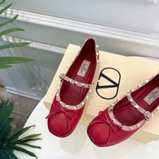 Valentino 华伦天奴 26𝐬𝐬2026春夏新品 ROCKSTUD 鉚钉玛丽珍芭蕾舞平底鞋上新☑️ Valentino 华伦天奴 26𝐬𝐬2026春夏新品 ROCKSTUD 鉚钉玛丽珍芭蕾舞平底鞋上新☑️