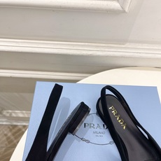 PRADA 普拉达 26𝐬𝐬 🌈2026春夏新品 专柜走秀款 经典三角标后空平跟凉鞋 系列〰鞋面:原版 PRADA 普拉达 26𝐬𝐬 🌈2026春夏新品 专柜走秀款 经典三角标后空平跟凉鞋 系列〰鞋面:原版