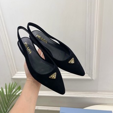PRADA 普拉达 26𝐬𝐬 🌈2026春夏新品 专柜走秀款 经典三角标后空平跟凉鞋 系列〰鞋面:原版 PRADA 普拉达 26𝐬𝐬 🌈2026春夏新品 专柜走秀款 经典三角标后空平跟凉鞋 系列〰鞋面:原版
