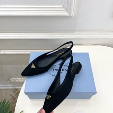 PRADA 普拉达 26𝐬𝐬 🌈2026春夏新品 专柜走秀款 经典三角标后空平跟凉鞋 系列〰鞋面:原版 PRADA 普拉达 26𝐬𝐬 🌈2026春夏新品 专柜走秀款 经典三角标后空平跟凉鞋 系列〰鞋面:原版